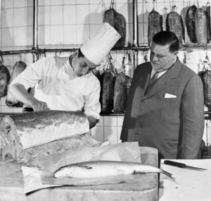 Fisch wird filetiert auf einem Schwarz weiß Foto