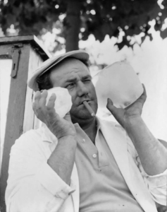 ein Italiener hält Eisklötze hoch auf einem alten schwarz weiß Foto