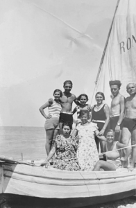 altes schwarz weiß Foto Italienische Famili beim Segeln