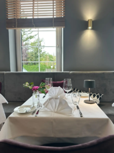 eingedeckter Tisch vor grauer Wand in der Villa Morgana