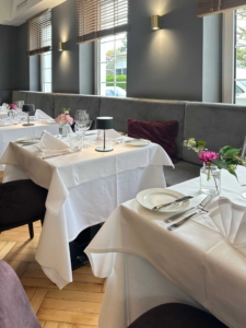 Schön eingedeckte Tische im Restaurant Villa Morgana