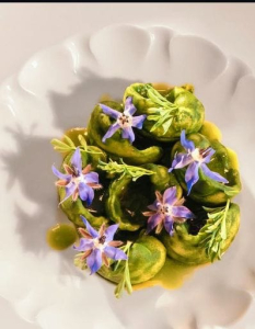 Speisen mit Blüten verziert